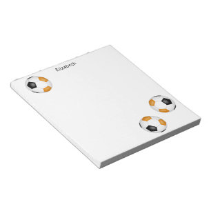 drei schwarz-orangefarbene Fußbälle personalisiert Notizblock