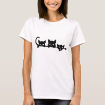 Drei schwarze Katzen, die hinter einem T-Shirt her