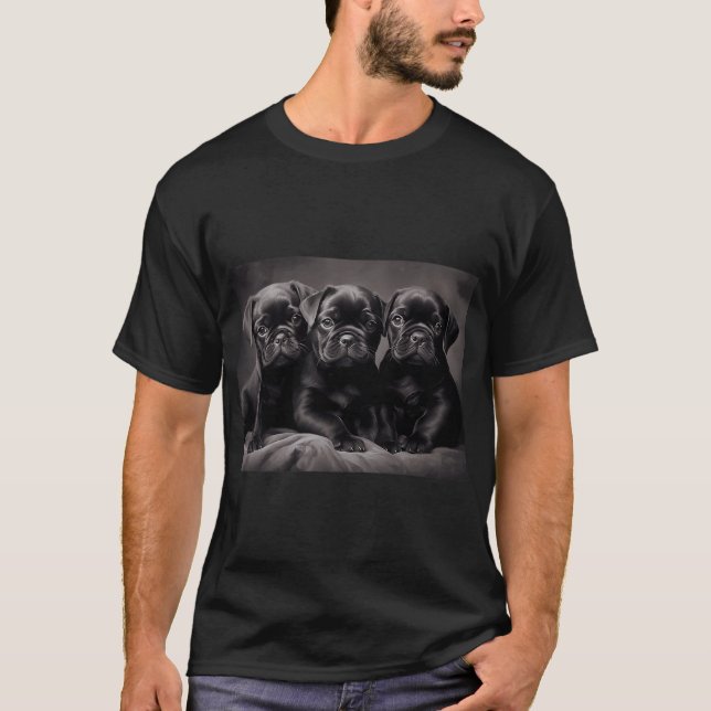 Drei schwarze Mops-Welpen T-Shirt (Vorderseite)