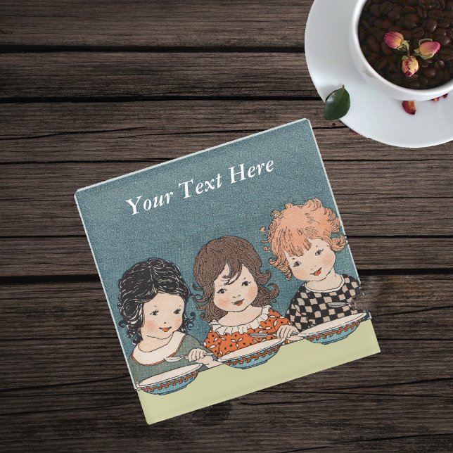 Drei Schwestern zusammen essen Soup Glasuntersetzer (Three little girls blond, redhead and dark hair sitting together eating soup on blue drink coaster.)