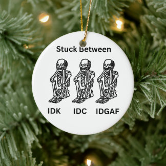 Drei Skelette mit IDK, IDC, IDGAF auf einem Weihna Keramik Ornament