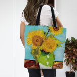 Drei Sonnenblumen | Vincent van Gogh<br><div class="desc">Drei Sonnenblumen (1888) von Vincent van Gogh ist ein lebendiges Stillleben, das die charakteristischen dicken Pinselstriche und den kühlen Farbgebrauch des Künstlers zeigt. Das Gemälde besteht aus drei Sonnenblumen in einer einfachen Vase, deren goldene Blütenblätter im Kontrast zum aqua-blauen Hintergrund stehen. Van Gogh's lebhafte gelbe Palette bringt Energie und Leben...</div>