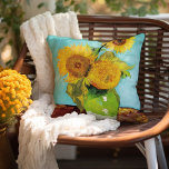Drei Sonnenblumen | Vincent van Gogh Kissen<br><div class="desc">Drei Sonnenblumen (1888) von Vincent van Gogh ist ein lebendiges Stillleben, das die charakteristischen dicken Pinselstriche und den kühlen Farbgebrauch des Künstlers zeigt. Das Gemälde besteht aus drei Sonnenblumen in einer einfachen Vase, deren goldene Blütenblätter im Kontrast zum aqua-blauen Hintergrund stehen. Van Gogh's lebhafte gelbe Palette bringt Energie und Leben...</div>