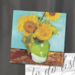 Drei Sonnenblumen | Vincent Van Gogh Magnet<br><div class="desc">Drei Sonnenblumen (1888) von dem niederländischen Künstler Vincent Van Gogh. Die originelle Kunstmalerei ist ein Öl auf der Leinwand,  das ein ruhiges Leben mit hellgelben Sonnenblumen vor türkisfarbenem Hintergrund darstellt. Verwenden Sie die Entwurfstools,  um einen benutzerdefinierten Text hinzuzufügen oder das Bild zu personalisieren.</div>