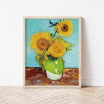 Drei Sonnenblumen | Vincent Van Gogh Poster<br><div class="desc">Kunstposter-Druck von Three Sunflowers (1888) des niederländischen Künstlers Vincent Van Gogh. Das Original ist ein Öl auf der Leinwand,  das ein ruhiges Leben mit hellgelben Sonnenblumen vor türkisfarbenem Hintergrund darstellt. Klicken Sie auf Anpassen,  um die Postergröße zu ändern oder das Design zu personalisieren.</div>