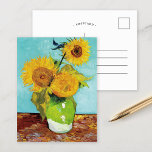 Drei Sonnenblumen | Vincent van Gogh Postkarte<br><div class="desc">Kunstpostkarte von drei Sonnenblumen (1888) durch niederländischen Künstler Vincent van Gogh. Ursprüngliche Arbeit ist ein Öl auf der Leinwand,  die ein ruhiges Leben der hellen gelben Sonnenblumen gegen einen Türkishintergrund darstellt. Klicken Sie besonders anfertigen sie,  um Ihren eigenen Text zu addieren oder den Entwurf zu personifizieren.</div>