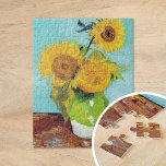 Drei Sonnenblumen | Vincent van Gogh Puzzle<br><div class="desc">Drei Sonnenblumen (1888) von Vincent van Gogh ist ein lebendiges Stillleben, das die charakteristischen dicken Pinselstriche und den kühlen Farbgebrauch des Künstlers zeigt. Das Gemälde besteht aus drei Sonnenblumen in einer einfachen Vase, deren goldene Blütenblätter im Kontrast zum aqua-blauen Hintergrund stehen. Van Gogh's lebhafte gelbe Palette bringt Energie und Leben...</div>