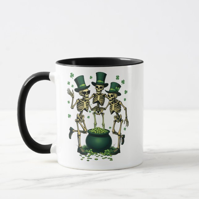 Drei Spooky Halloween Irish Skeleton Dancing Tasse (Links)