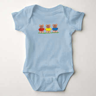 Drei Teddybären in T-Shirts
