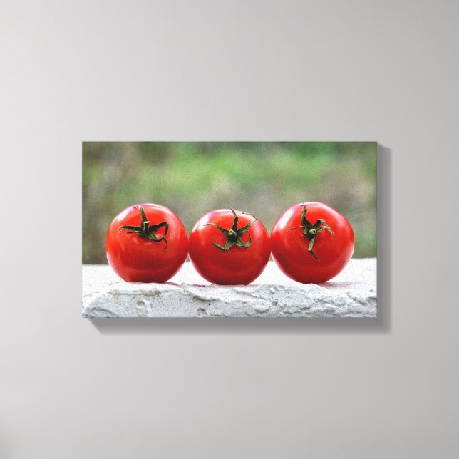 Drei Tomaten auf der Mauer Leinwanddruck (Vorderseite)