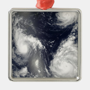 Drei verschiedene Taifune Silbernes Ornament