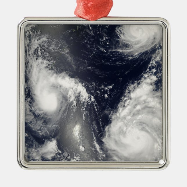 Drei verschiedene Taifune Silbernes Ornament (Vorne)