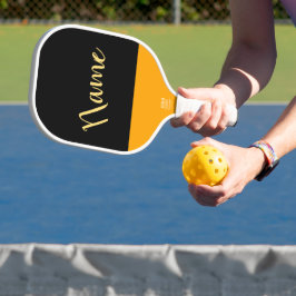 Drei viertel Script schwarz gelb blau Akzente Pickleball Schläger