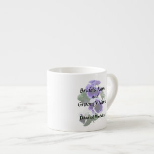 Drei violette Stiefmütterchen in einer Reihe Hochz Espressotasse
