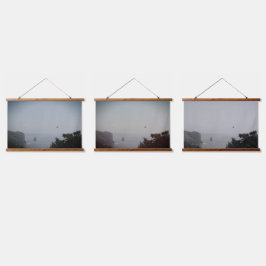 Drei Wandteppiche aus Holz auf der Erde