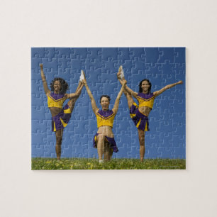 Drei weibliche Cheerleader machen Formationen Puzzle