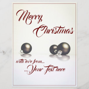 Drei Weihnachtsbälle vor hellem Hintergrund