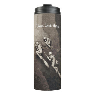 Drei weiße Hexen, die auf dem Brooms Mix aus Braun Thermosbecher