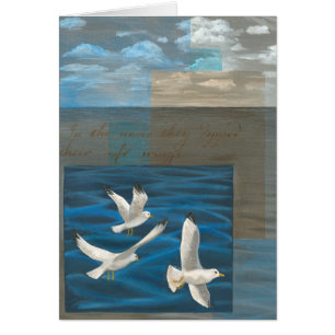 Drei weiße Möwen, die über Wasser fliegen