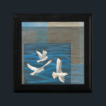 Drei weiße Möwen, die über Wasser fliegen Geschenkbox<br><div class="desc">Muss man wegkommen? Machen Sie es,  indem Sie dieses Bild von Künstlerin Tara Friel vertreten drei Möwen über das Wasser fliegen. Die Wellen des Ozeans und die lebhaften Farben machen dieses Design sehr realistisch.</div>