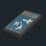 Drei weiße Möwen, die über Wasser fliegen Trifold Geldbörse<br><div class="desc">Muss man wegkommen? Machen Sie es,  indem Sie dieses Bild von Künstlerin Tara Friel vertreten drei Möwen über das Wasser fliegen. Die Wellen des Ozeans und die lebhaften Farben machen dieses Design sehr realistisch.</div>