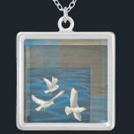 Drei weiße Möwen, die über Wasser fliegen Versilberte Kette<br><div class="desc">Muss man wegkommen? Machen Sie es,  indem Sie dieses Bild von Künstlerin Tara Friel vertreten drei Möwen über das Wasser fliegen. Die Wellen des Ozeans und die lebhaften Farben machen dieses Design sehr realistisch.</div>