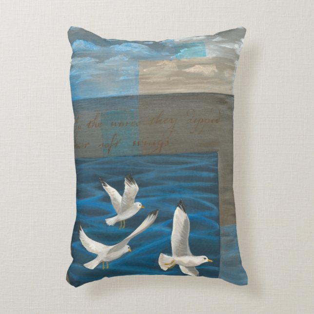 Drei weiße Möwen, die über Wasser fliegen Zierkissen (Vorderseite(Vertikal))