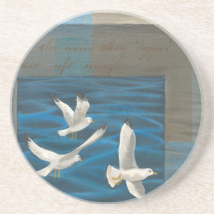 Drei weiße Seemöwen, die über das Wasser fliegen Untersetzer