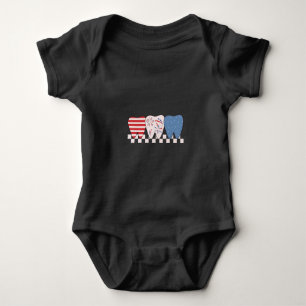 Drei Zähne Grafik Design 4. Juli Baby Strampler