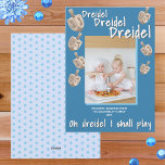 Dreidel Rustic Oak Blue Foto Celebrate Hanukkah Feiertagskarte<br><div class="desc">Die Hanukkah-Karten des Fotos sind eine gute Möglichkeit, sich während des Festes der Lichter mit Freunden und Familie zu verbinden. Dieses niedliche Design zeigt Ihr Foto mit einem Schlagschatten von Himmelblau auf einem Hintergrund von reich mittlerem dunklem Blau. Sieben kleine Eichenholzdreiblüten kreisen um das Foto, um eine Touch von Launen...</div>