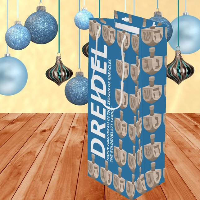 Dreidel Rustic Oak Fun Blau und Weiß Hanukkah Geschenktüte Für Weinflaschen (Bold typography text and faux oak wood dreidels on rich blue makes these Hanukkah gift bags stylish)