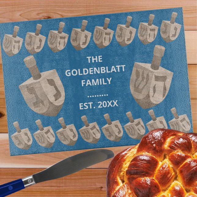 Dreidel Rustic Oak Hanukkah Personalisiert Challah Schneidebrett (Add your own text to this Hanukkah holiday cutting board. Perfect for parties and family gatherings)