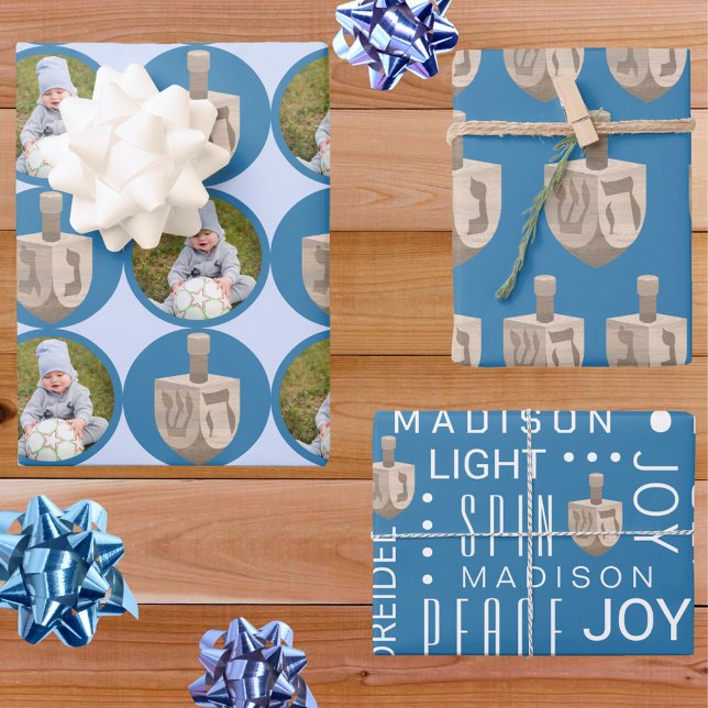 Dreidel Rustic Oak Niedlich Blue Foto Hanukkah Geschenkpapier Set (Rustic faux wood oak dreidels add a modern rustic touch to this Hanukkah wrapping paper assortment)
