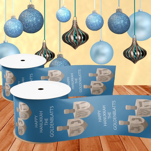 Dreidel Rustikale Oak Niedlich Blue Custom Hanukka Satinband (Cute blue Hanukkah ribbon with faux oak wood rustic dreidels and your text to adorn your gifts)