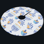 Dreidel und Menorah White Hanukkah Fleece Weihnachtsbaumdecke<br><div class="desc">Dreidel und Menorah White Hanukkah Fleece Tree Skirt</div>
