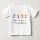 Dreidels 1. Chanukka personalisiertes Baby-T-Shirt Baby T-shirt<br><div class="desc">Ein niedliche Chanukka-T-Shirts für das erste Chanukah Ihres Babys! Die Ausrüstungsbeschreibungen ein Reihen von vier spinnenden dreidels im Gold,  im Rot und im Blau. Personifizieren Sie den Entwurf,  indem Sie den Namen Ihr Kindes über dem Text "1. Chanukkas" hinzufügen.</div>
