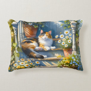 Dreifarbige Katze auf floraler Veranda Cottagecore Dekokissen