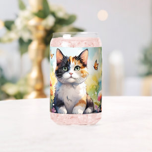 Dreifarbige Katze im Frühlingsgarten mit Schmetter Dosenglas