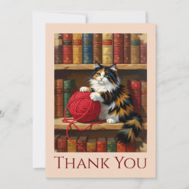 Dreifarbige Katze spielt mit Garn auf einem Bücher Dankeskarte