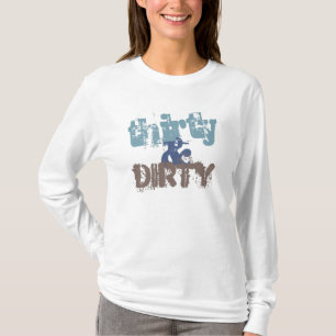 Dreißig und schmutziges T-Shirt