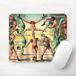 Dreizehn Männer machen Akrobatik Mousepad