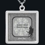 Dressur Pferd Ihr Foto Personalisiert Versilberte Kette<br><div class="desc">Personalisierte Dressurpferd und Reiter Silhouette Foto Halskette Rahmen Template Rahmen. Ersetzen Sie den Text in der Vorlage, oder stellen Sie sicher, dass er für schlichte Halskette gelöscht wird. Klicken Sie auf "Ändern" und laden Sie Ihr Foto hoch. Klicken Sie auf "Anpassen, um die Platzierung Ihres Schriftartes anzupassen und um die...</div>