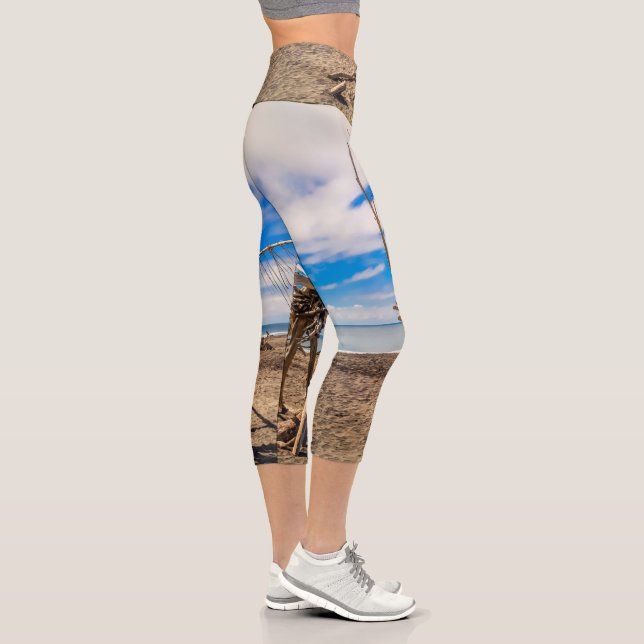 Driftwood-Kunstwerk am Hokitika Beach, Neuseeland Capri Leggings (Rechts)
