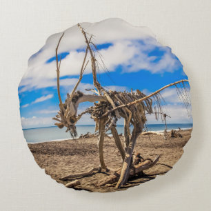 Driftwood-Kunstwerk am Hokitika Beach, Neuseeland Rundes Kissen