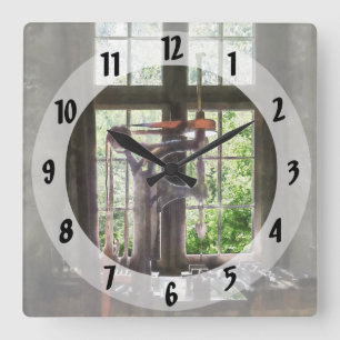 Drill Press by Window Quadratische Wanduhr