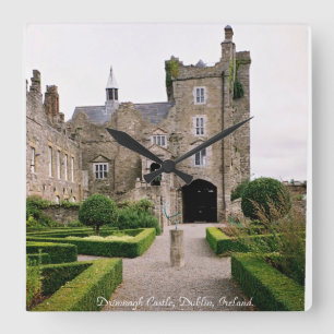 Drimnagh Castle clock, Dublin Irland. Quadratische Wanduhr