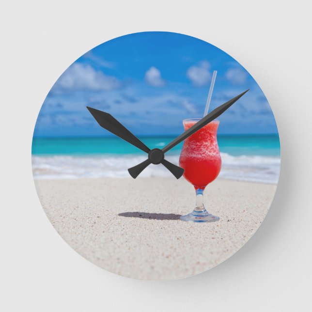Drink On Beach wall clock Runde Wanduhr (Vorderseite)