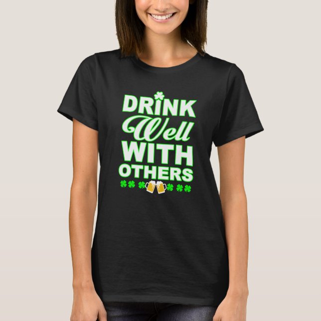 Drink Well WIth Others Beer and Wine St Patricks D T-Shirt (Vorderseite)