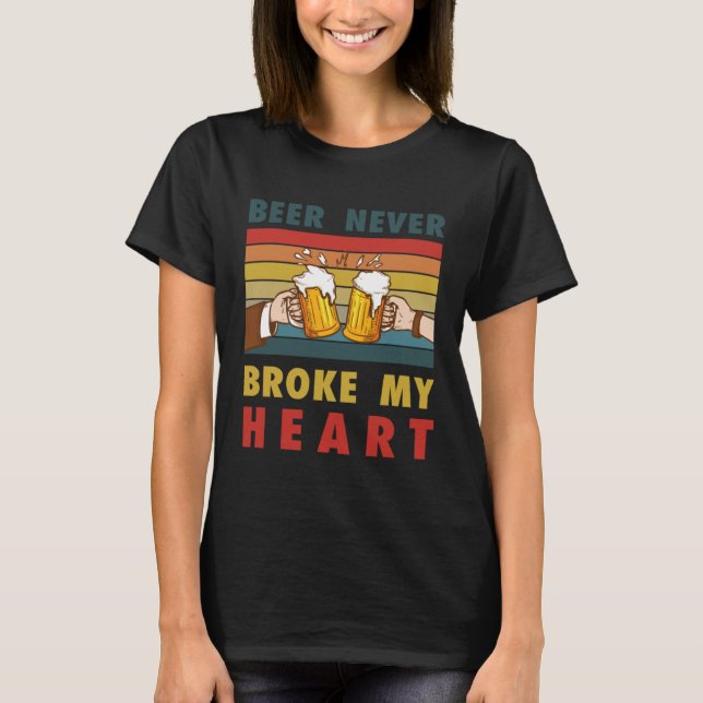 drinking  Beer never broke my heart T-Shirt (Vorderseite)