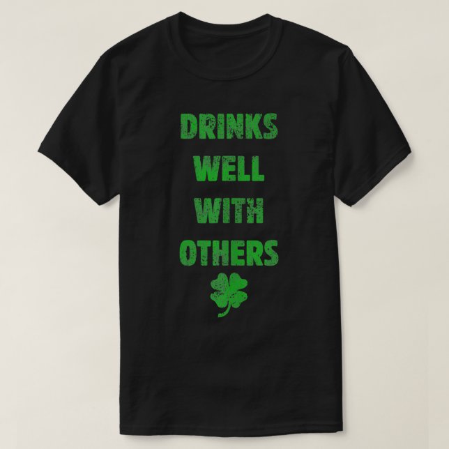 Drinks gut mit anderen trinken Geschenk Funny Sain T-Shirt (Design vorne)